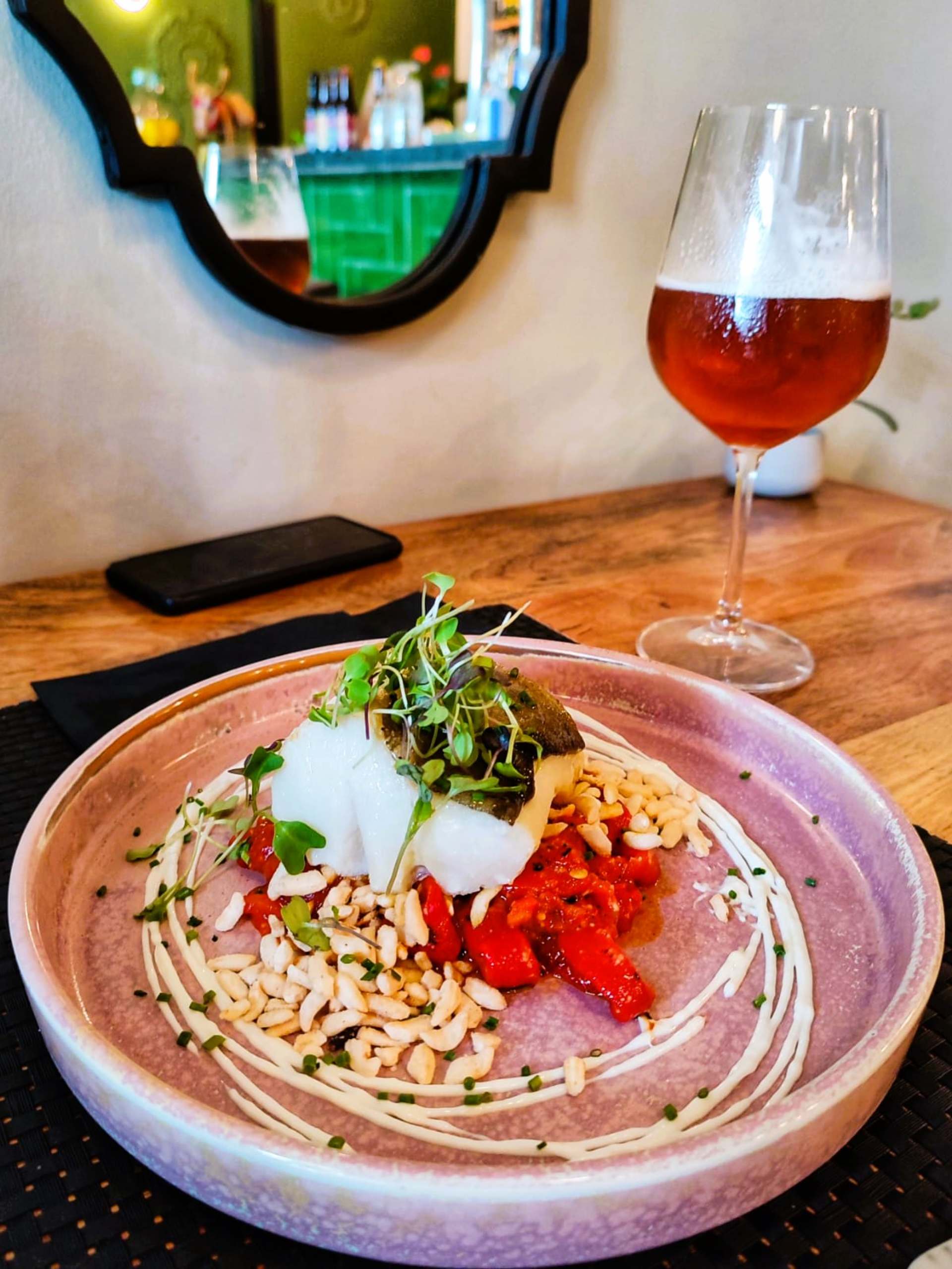 Plato gourmet y bebida refrescante