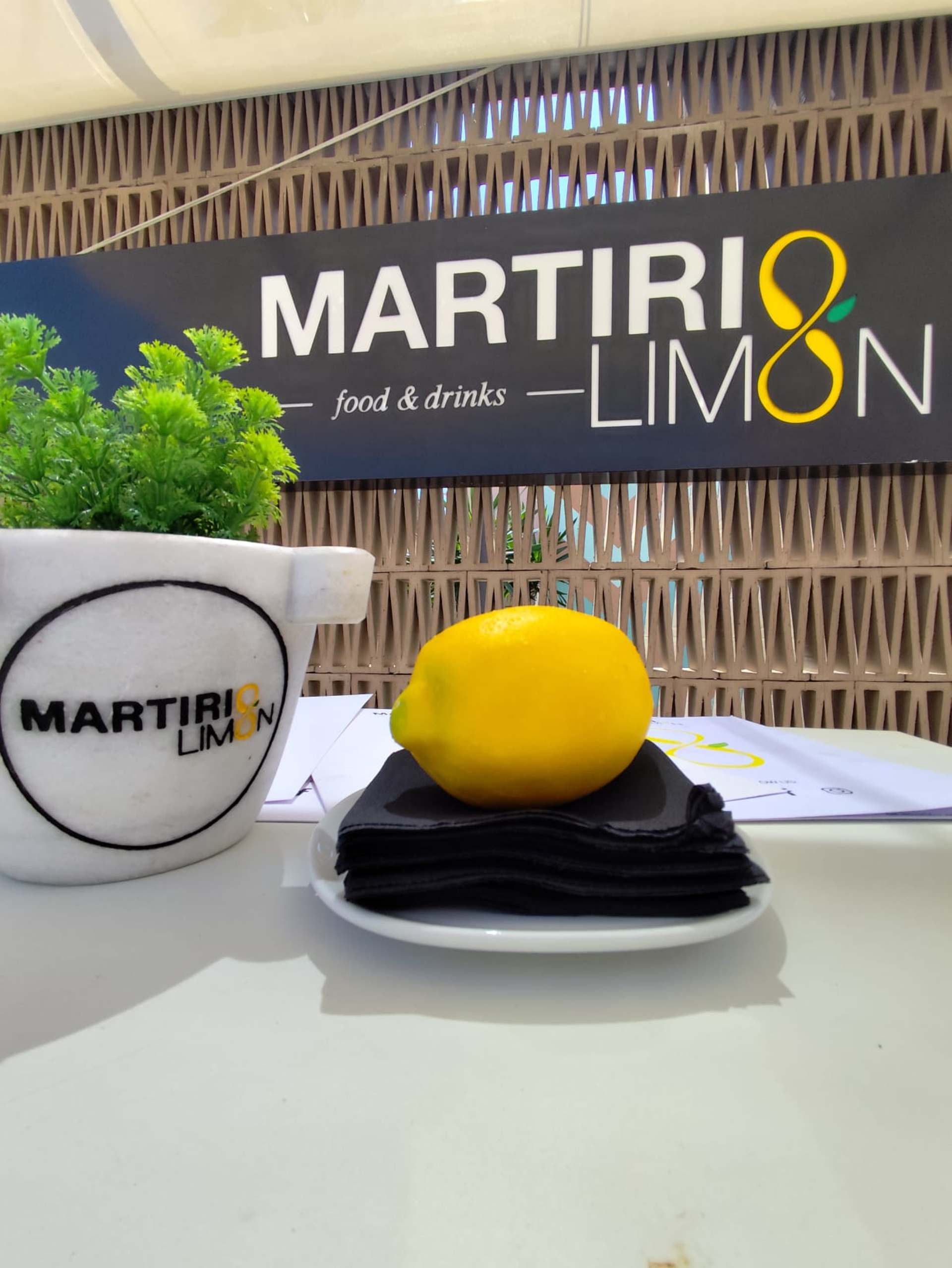 Mesa con limón y servilletas