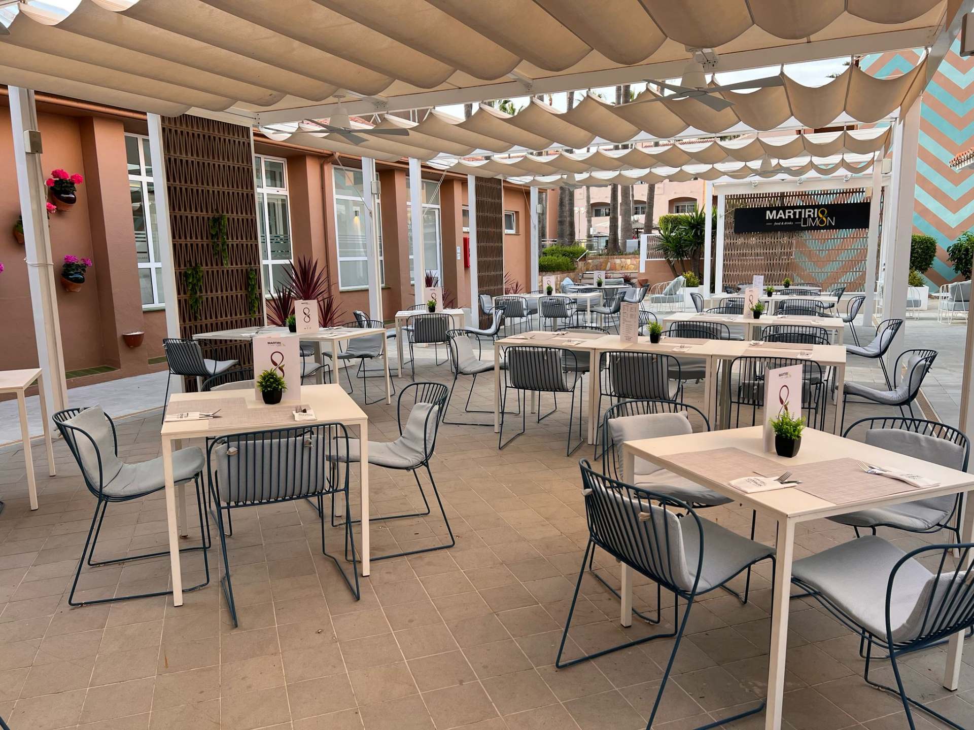 Terraza de restaurante vacía